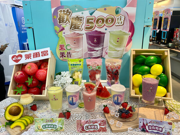 ▲▼萊爾富果C果昔達標500店販售，還有「2杯99元」、「穿裙子買1送1」等活動。（圖／業者提供）