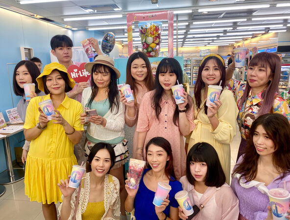 ▲▼萊爾富果C果昔達標500店販售，還有「2杯99元」、「穿裙子買1送1」等活動。（圖／業者提供）