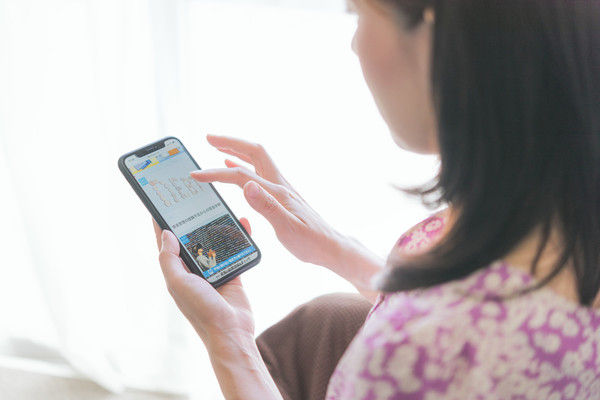 ▲女大生滑手機脖子超硬。（示意圖／pakutaso）