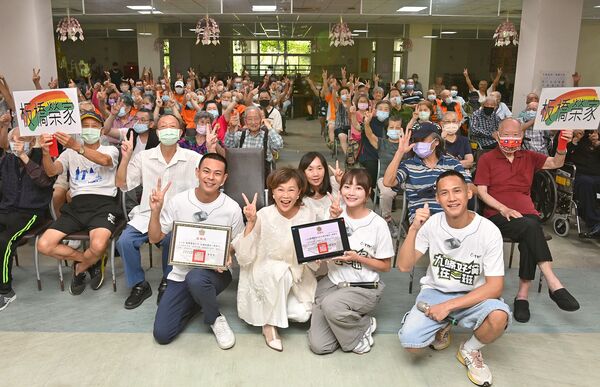 ▲▼孫綻、雲朵、阿夫現身板橋榮民之家獻愛 。（圖／台視提供）