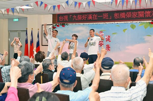 ▲▼孫綻、雲朵、阿夫現身板橋榮民之家獻愛 。（圖／台視提供）