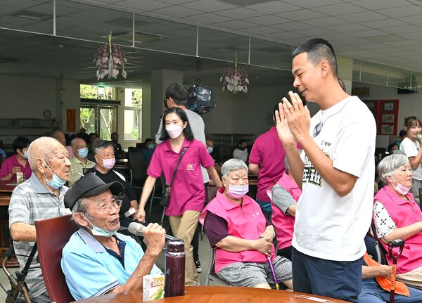▲▼孫綻、雲朵、阿夫現身板橋榮民之家獻愛 。（圖／台視提供）