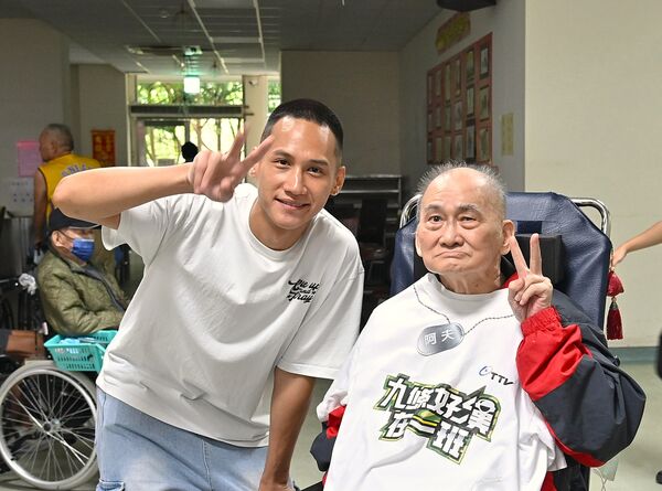 ▲▼孫綻、雲朵、阿夫現身板橋榮民之家獻愛 。（圖／台視提供）