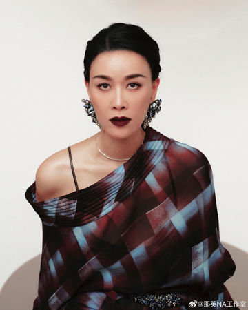 ▲▼天后那英爆婚變，富豪夫酒吧親密女子疑似出軌。（圖／翻攝自微博）