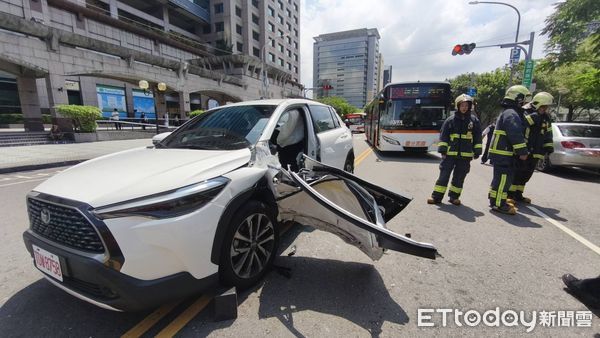 ▲▼板橋區站前路火車站北2門前發生車禍。（圖／記者陳以昇翻攝)