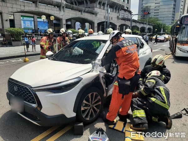 ▲▼板橋區站前路火車站北2門前發生車禍。（圖／記者陳以昇翻攝)