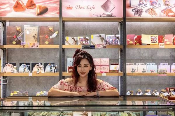 ▲▼號稱「巧克力女王」的羅宇帆，創辦Diva Life品牌專營比利時巧克力產品。（圖／翻攝臉書《羅宇帆》）