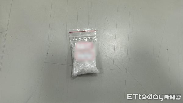 ▲▼眼尖的員警覺得男子行跡可疑而攔查，竟發現男子為通緝犯並搜出安非他命毒品。（圖／吉安警分局提供，下同）