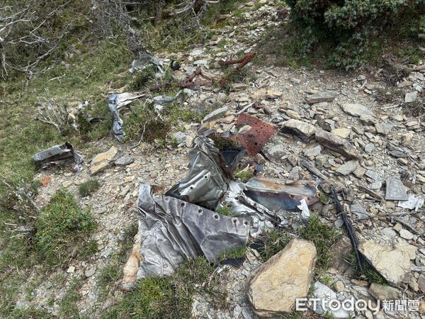 ▲▼             美軍轟炸機墜毀台灣三叉山，日前由直升機將遺留現場的4挺機槍運下山。（圖／民眾提供，下同）