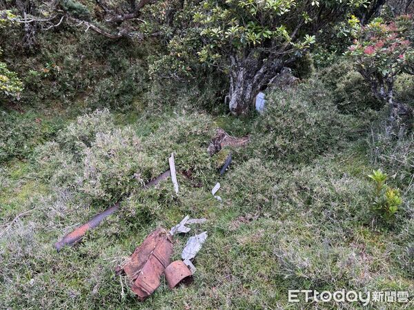 ▲▼             美軍轟炸機墜毀台灣三叉山，日前由直升機將遺留現場的4挺機槍運下山。（圖／民眾提供，下同）