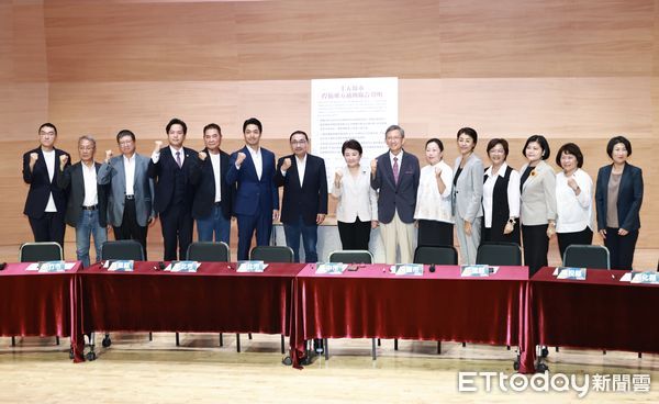 ▲ 「十五縣市站出來！捍衛地方補助」記者會。（圖／記者黃克翔攝）
