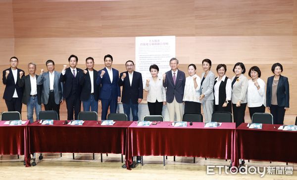 ▲▼ 財劃法大出包　【十五縣市站出來！捍衛地方補助】記者會 -合照。（圖／記者黃克翔攝）