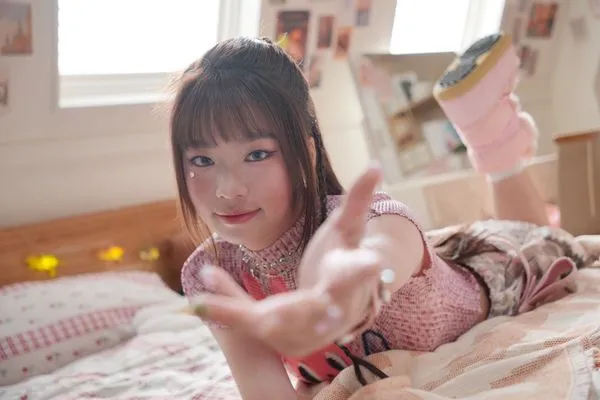 ▲▼ SINBY欣菲化身「心動快遞員」發送新歌〈愛我就送超急件〉。（圖／品緁娛樂提供）