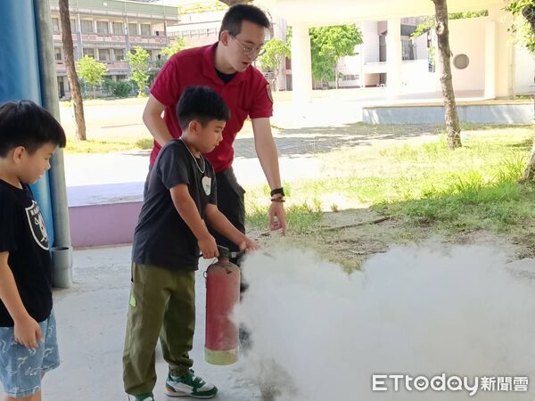 ▲南消德興分隊深入新興國小，透過互動闖關寓教於樂，提升學童防災意識。（記者林東良翻攝，下同）