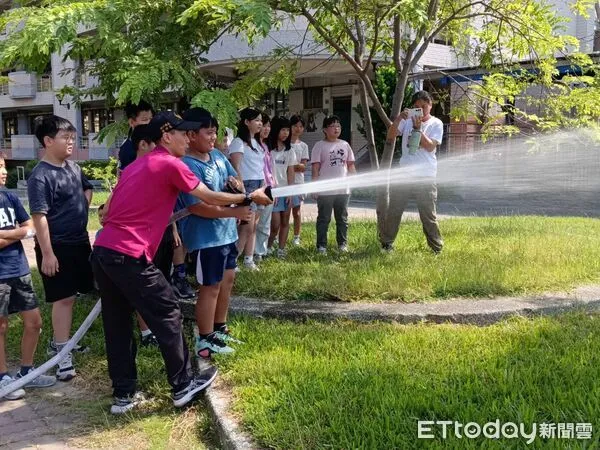 ▲南消德興分隊深入新興國小，透過互動闖關寓教於樂，提升學童防災意識。（記者林東良翻攝，下同）