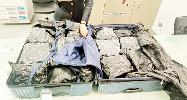 ▲泰國籍女子今年6月以觀光名義入境桃園機場，托運行李被海關人員與航警安檢大隊當場查出夾帶二級毒品大麻26包，毛重15.039公斤，市值逾2100萬元台幣。（圖／航警局提供）