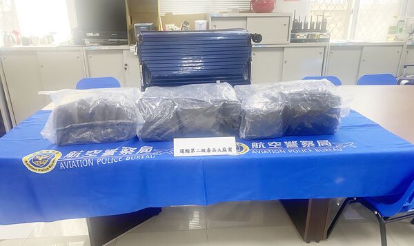 ▲泰籍女子今年6月入境桃園機場，托運行李查出夾帶二級毒品大麻26包，毛重15.039公斤，圖為查獲行李箱與大麻等證物。（圖／航警局提供）