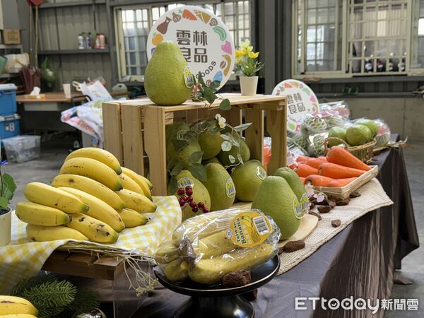 ▲雲林盛產的斗六文旦與莿桐香蕉啟航新加坡，中秋佳節前夕飄洋過海，傳遞團圓共享的象徵意義。（圖／記者游瓊華翻攝）