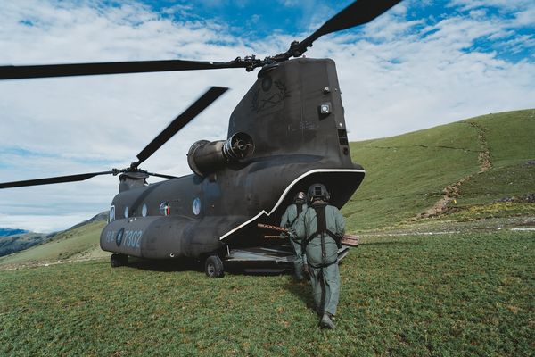 ▲▼ 美軍轟炸機墜毀台灣三叉山，日前由直升機將遺留現場的4挺機槍運下山。（圖／翻攝自軍聞社臉書，下同）