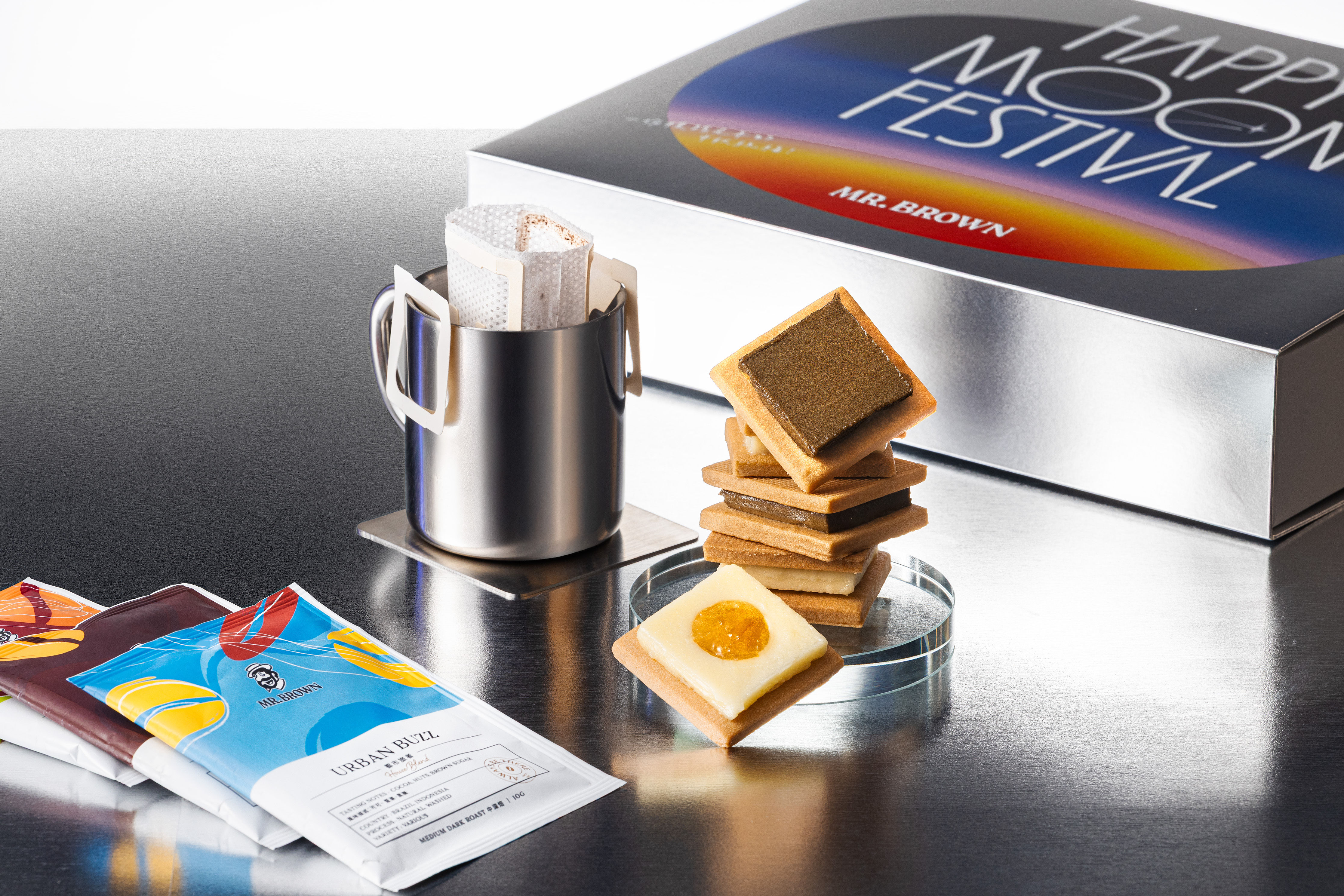 ▲連鎖咖啡推出各具特色中秋禮盒。（圖／各業者提供）