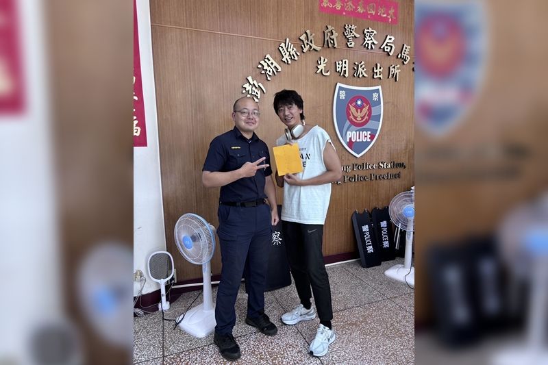 ▲▼澎湖民眾撿到錢送去派出所，失主竟是蘇見信。（圖／翻攝臉書／澎湖縣政府警察局馬公分局）