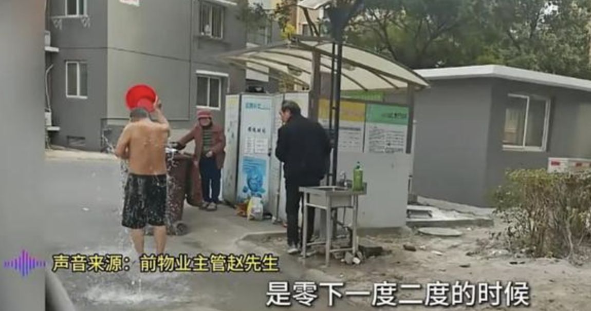 ▲男子長期在樓道欄杆處小便，讓住戶十分困擾。（圖／翻攝極目新聞）