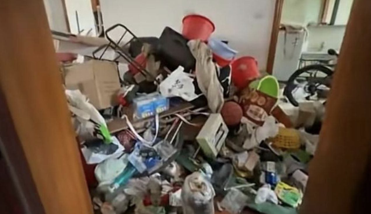 ▲男子長期在樓道欄杆處小便，讓住戶十分困擾。（圖／翻攝極目新聞）