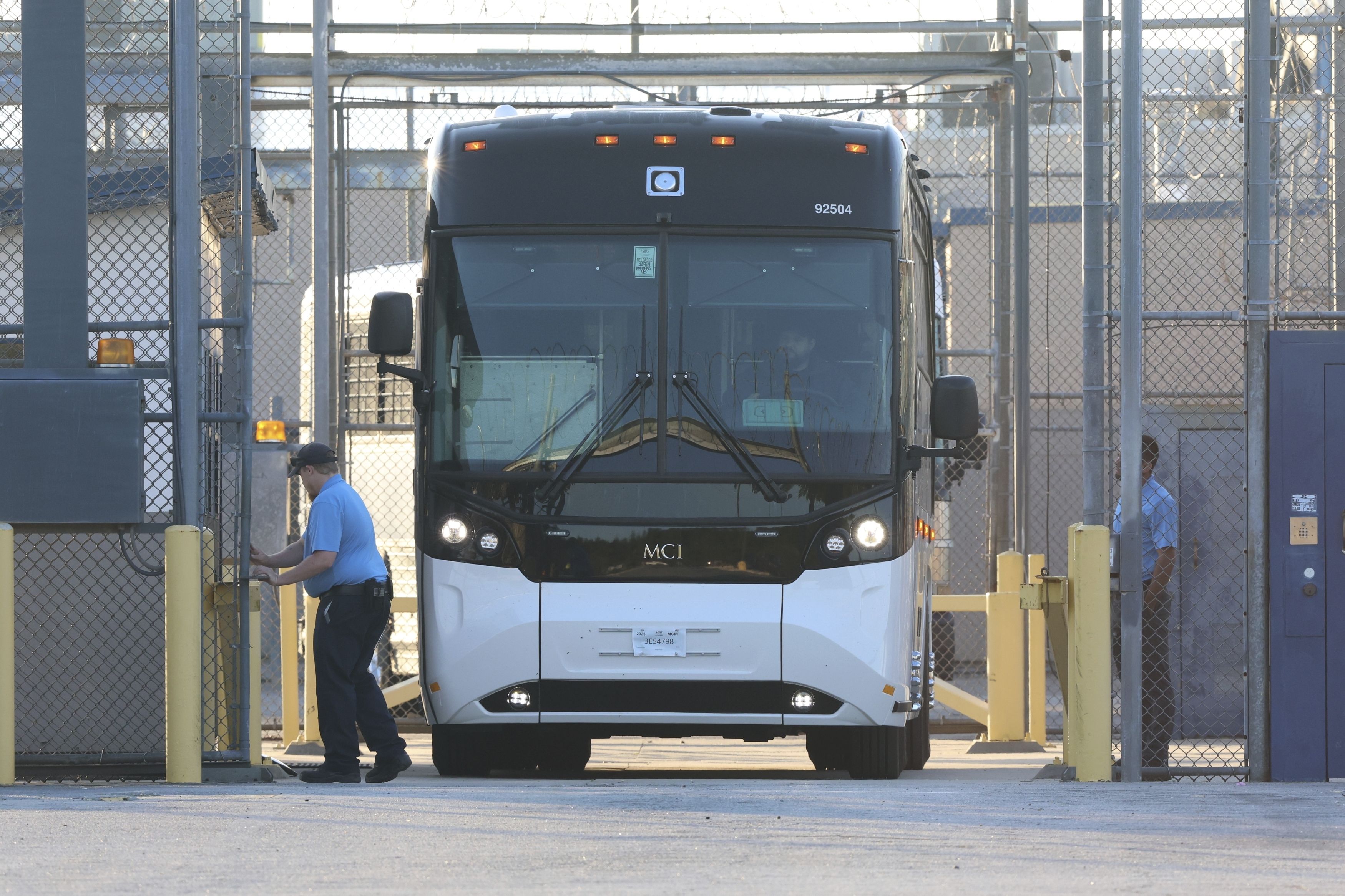 ▲▼現代汽車與LG新能源遭美國執法當局逮捕的475名勞工，被送往喬治亞州福克斯通移民和海關執法局處理中心拘留。（圖／達志影像／美聯社）