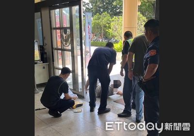 騎車胸口不適！金門男倒派出所門口　送醫撿回一命畫面曝