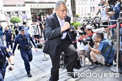 趕快趕快!柯文哲戴國旗+KP徽章 急出門開庭