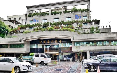 台中火車站旁一晚千元有找！還附停車位