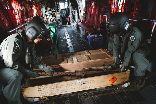 ▲▼ 美軍轟炸機墜毀台灣三叉山，日前由直升機將遺留現場的4挺機槍運下山。（圖／翻攝自軍聞社臉書，下同）