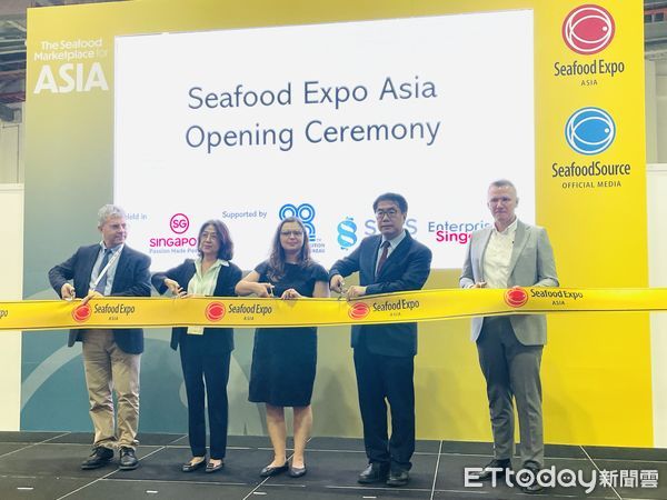 ▲黃偉哲親率團隊赴新加坡參加「2025新加坡海鮮展」開幕式，台南首度參展備受矚目。（記者林東良翻攝，下同）