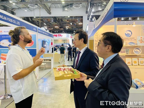 ▲黃偉哲親率團隊赴新加坡參加「2025新加坡海鮮展」開幕式，台南首度參展備受矚目。（記者林東良翻攝，下同）
