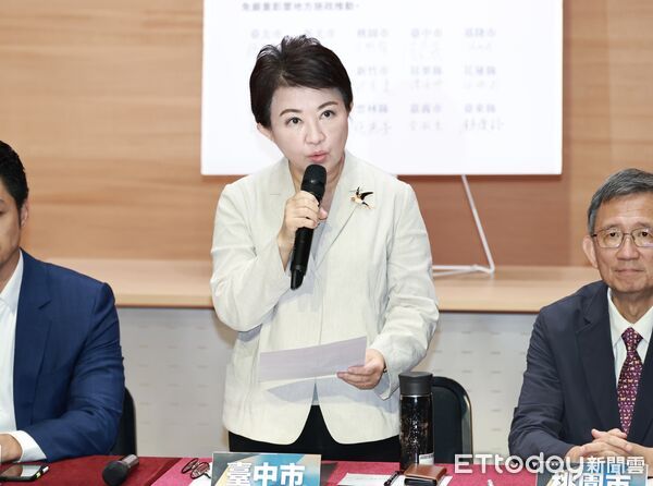 ▲盧秀燕10日出席「十五縣市站出來！捍衛地方補助」記者會 。（圖／記者黃克翔攝）