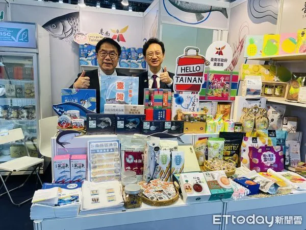 ▲黃偉哲親率團隊赴新加坡參加「2025新加坡海鮮展」開幕式，台南首度參展備受矚目。（記者林東良翻攝，下同）