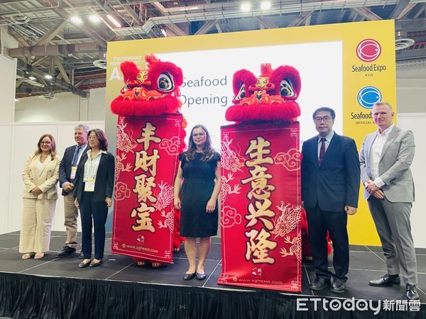 ▲黃偉哲親率團隊赴新加坡參加「2025新加坡海鮮展」開幕式，台南首度參展備受矚目。（記者林東良翻攝，下同）