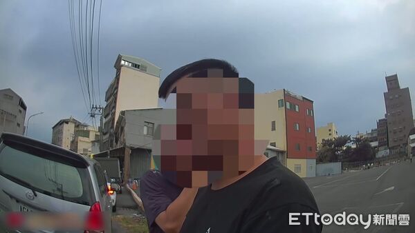 ▲▼許姓男子日前酒後駕車，因違規超越停止線遭到警方攔查，面對盤查時，辯稱只喝一罐啤酒，許男自知無法狡辯，當場拒測。（圖／記者吳世龍翻攝）