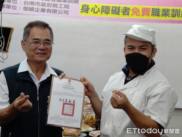 ▲台南市勞工局辦理身障職訓班烘焙成果義賣，學員用技能傳遞愛心。（記者林東良翻攝，下同）