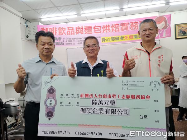 ▲台南市勞工局辦理身障職訓班烘焙成果義賣，學員用技能傳遞愛心。（記者林東良翻攝，下同）