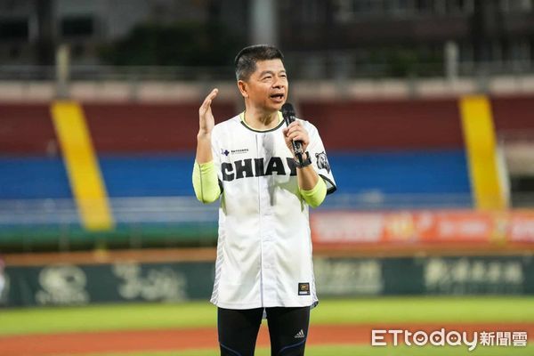 ▲▼  警察大白熊現身棒球場 攜手統一獅舉辦反詐主題日   。（圖／嘉義市警局提供）