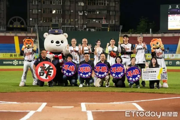 ▲▼  警察大白熊現身棒球場 攜手統一獅舉辦反詐主題日   。（圖／嘉義市警局提供）