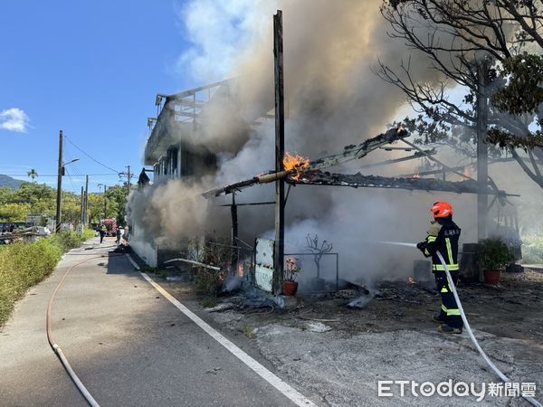 ▲▼2層樓加蓋民宅冒出濃煙火舌，延燒近30分鐘。（圖／花蓮消防局提供，下同）