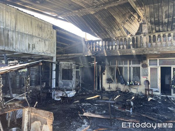 ▲▼2層樓加蓋民宅冒出濃煙火舌，延燒近30分鐘。（圖／花蓮消防局提供，下同）