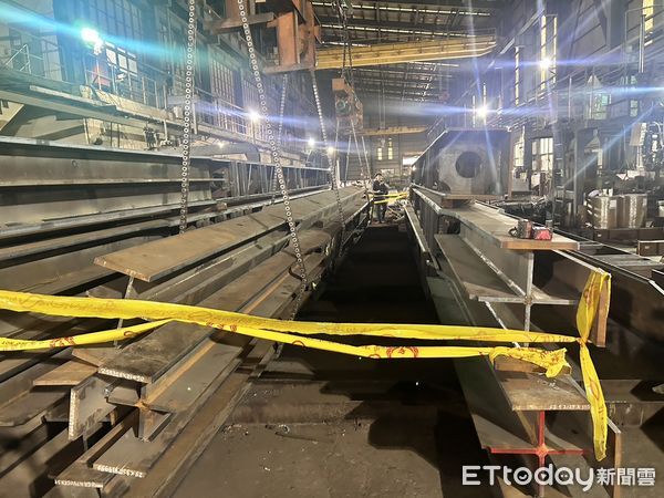 ▲▼高雄市岡山區一家工廠今（10）日下午發生一起工安意外。一名女員工在進行測量作業時，不慎從鋼筋上墜落遭壓傷，導致頭部受到重創，目前仍在醫院搶救中。（圖／記者吳世龍翻攝）