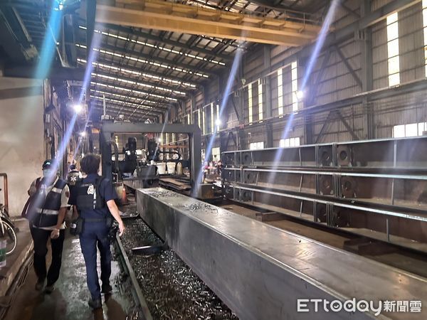 ▲▼高雄市岡山區一家工廠今（10）日下午發生一起工安意外。一名女員工在進行測量作業時，不慎從鋼筋上墜落遭壓傷，導致頭部受到重創，目前仍在醫院搶救中。（圖／記者吳世龍翻攝）