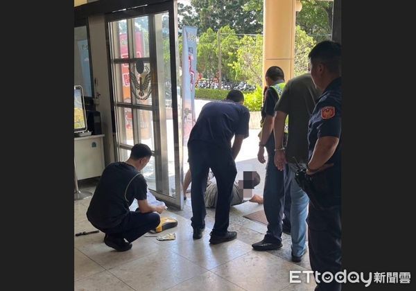 ▲▼金門男心臟不適，員警協助就醫。（圖／記者林名揚翻攝)