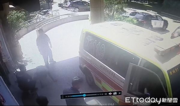 ▲▼金門男心臟不適，員警協助就醫。（圖／記者林名揚翻攝)