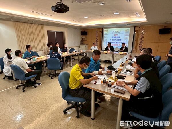 ▲立法委員劉建國邀集衛福部次長呂建德、台糖公司副總經理蔡東霖，並與地方代表一同前往若瑟醫院視察。（圖／記者游瓊華翻攝）