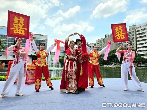 ▲台中公園湖心亭百年浪漫再現，觀旅局舉辦「情定湖心亭」活動，吸引民眾參與。（圖／記者游瓊華翻攝）